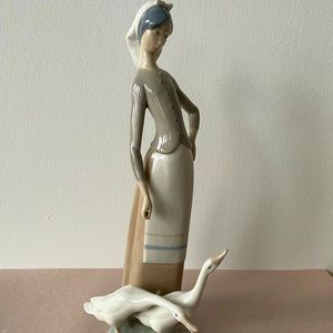 Lladro porcelain figurine "Woman with geeses"
